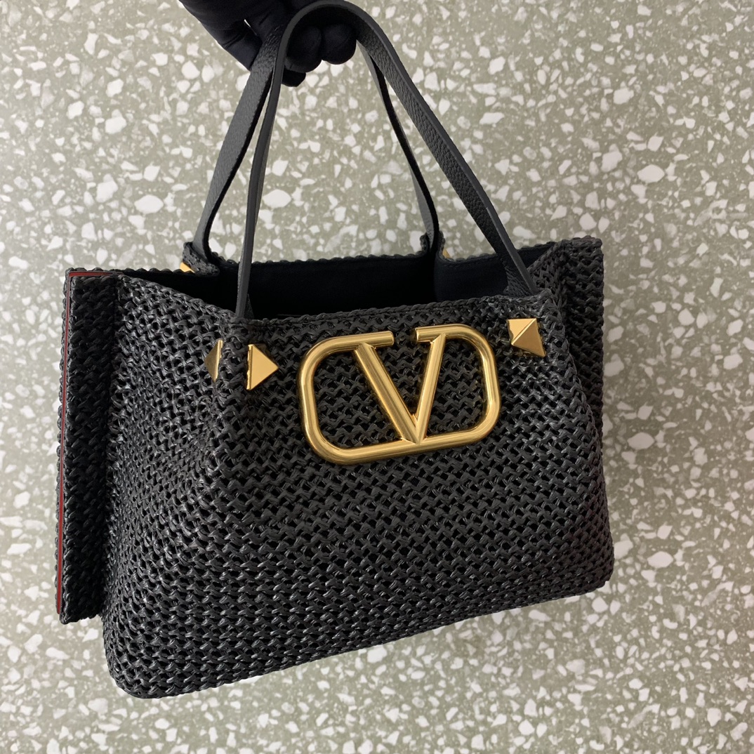 Valentino Garavani Small Shoulder Bag in Black Synthetic Raffia 